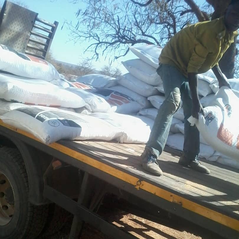 apt_zimbabwe's tweet photo. Scenes fm Nkayi where #MCMeats this week delivered 20t stockfeed in a #Cattle4Feed swop arrangement facilitated by #MELANA_Markets. Farmers will nw feed animals back home. Sustainable private sector led develoment! @UKinZimbabwe @euinzim @SwedeninZW @ZRBFZIM @WHHZimbabwe https://t.co/vr255ofA9M