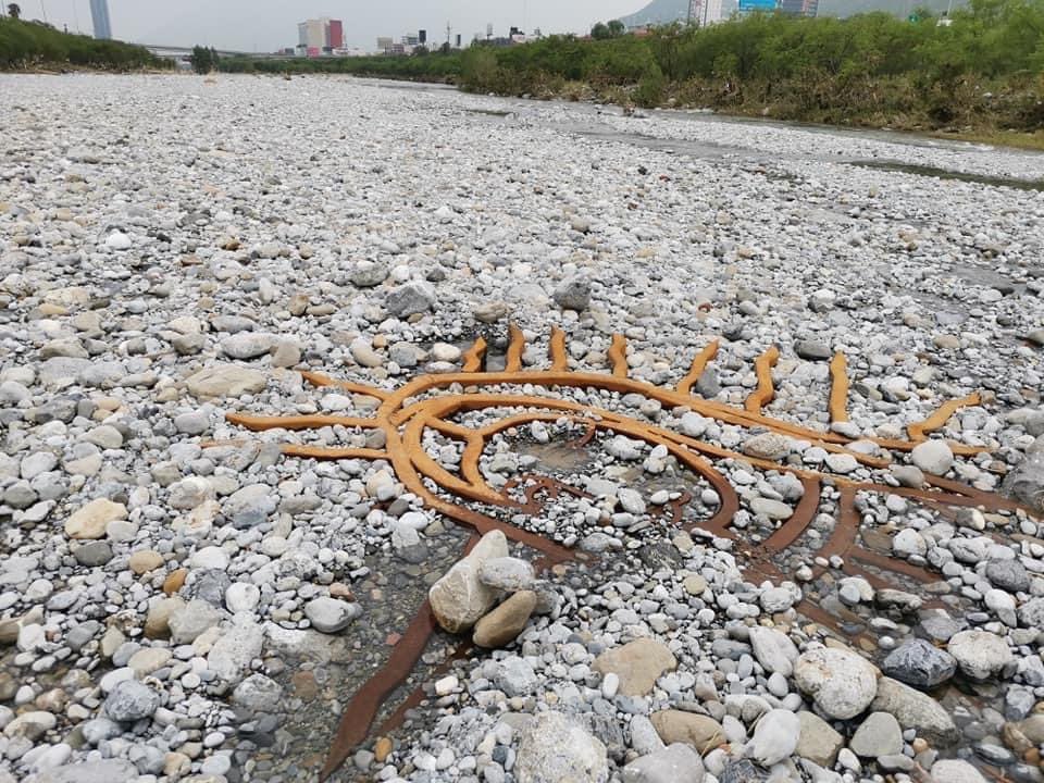 Gusfernandezmx's tweet photo. La imagen del día.
Hace 10 años esta imagen de Santa María de Guadalupe se perdió debido al huracán Alex. Hoy gracias al huracán Hanna, se encontró en el tramo del Río Santacatarina. Bonito mensaje de Maria, de acompañarnos en los momentos difíciles. https://t.co/a08gl2pOhB