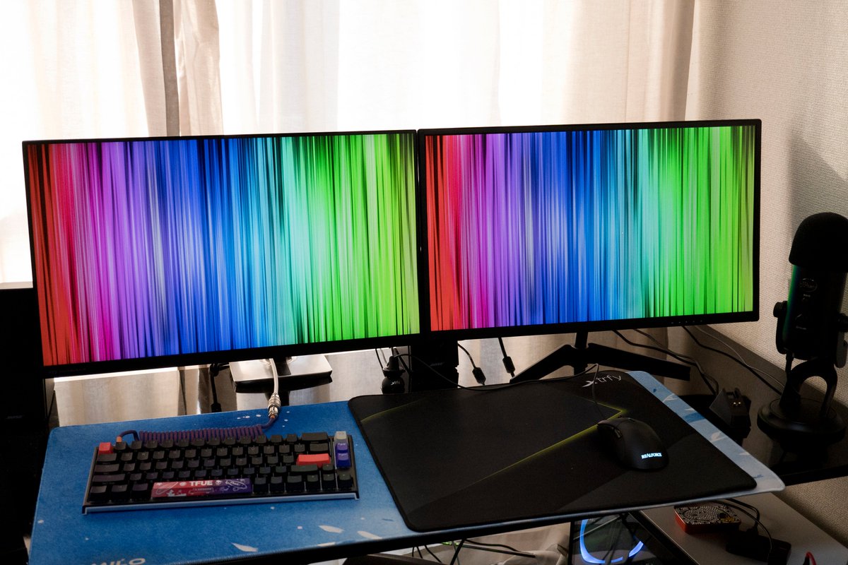 Pixio Japan 公式 בטוויטר ご購入頂きありがとうございます 外観とサブモニターとしての視野角の両方を重視させていただきますと Px247がおすすめとなります Ipsパネル 23 8インチ 144hzのモニターで 画像のようにデュアルモニターの外観としても最適で