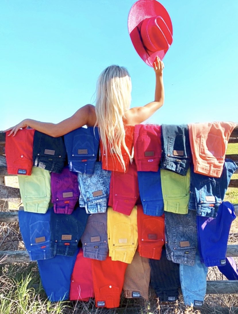 BuckskinBabes's tweet photo. WIN A FREE PAIR OF BUCKSKIN BABES VINTAGE SHORTS OR PANTS!! 

How?? 

RETWEET, LIKE, &amp; FOLLOW 💖👖

The small business plug for all your wildest vintage denim dreams. 

(Winner will be picked Aug. 6th) https://t.co/Ujc2eMyvmW