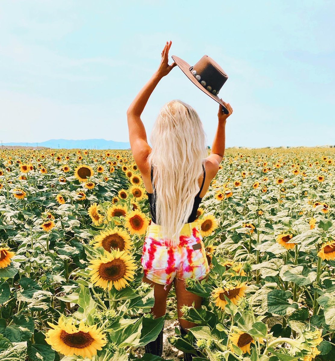 BuckskinBabes's tweet photo. WIN A FREE PAIR OF BUCKSKIN BABES VINTAGE SHORTS OR PANTS!! 

How?? 

RETWEET, LIKE, &amp; FOLLOW 💖👖

The small business plug for all your wildest vintage denim dreams. 

(Winner will be picked Aug. 6th) https://t.co/Ujc2eMyvmW