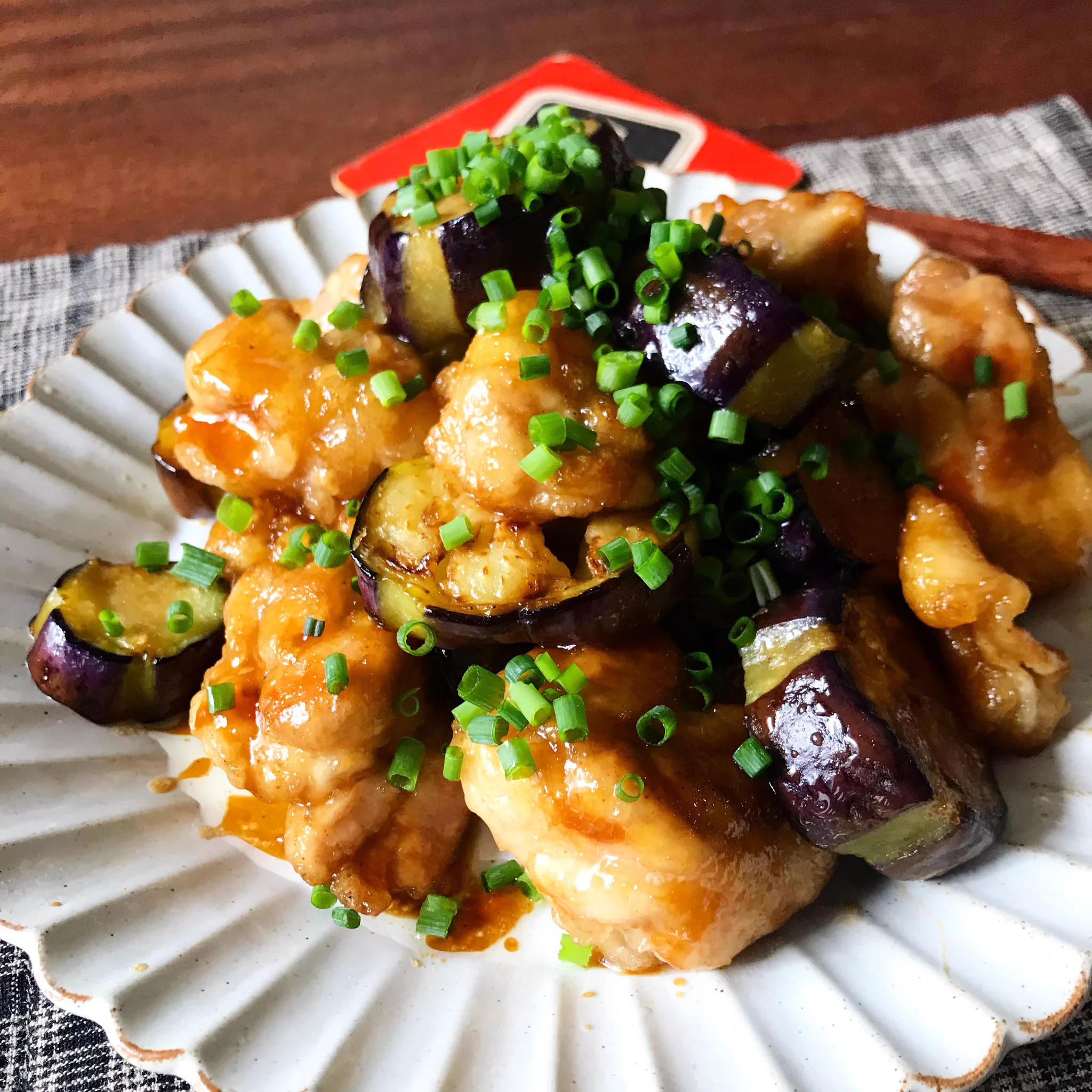 ジューシーな鶏肉とトロトロナスがたまらない！？「鶏とナスの甘酢だれ」の作り方！