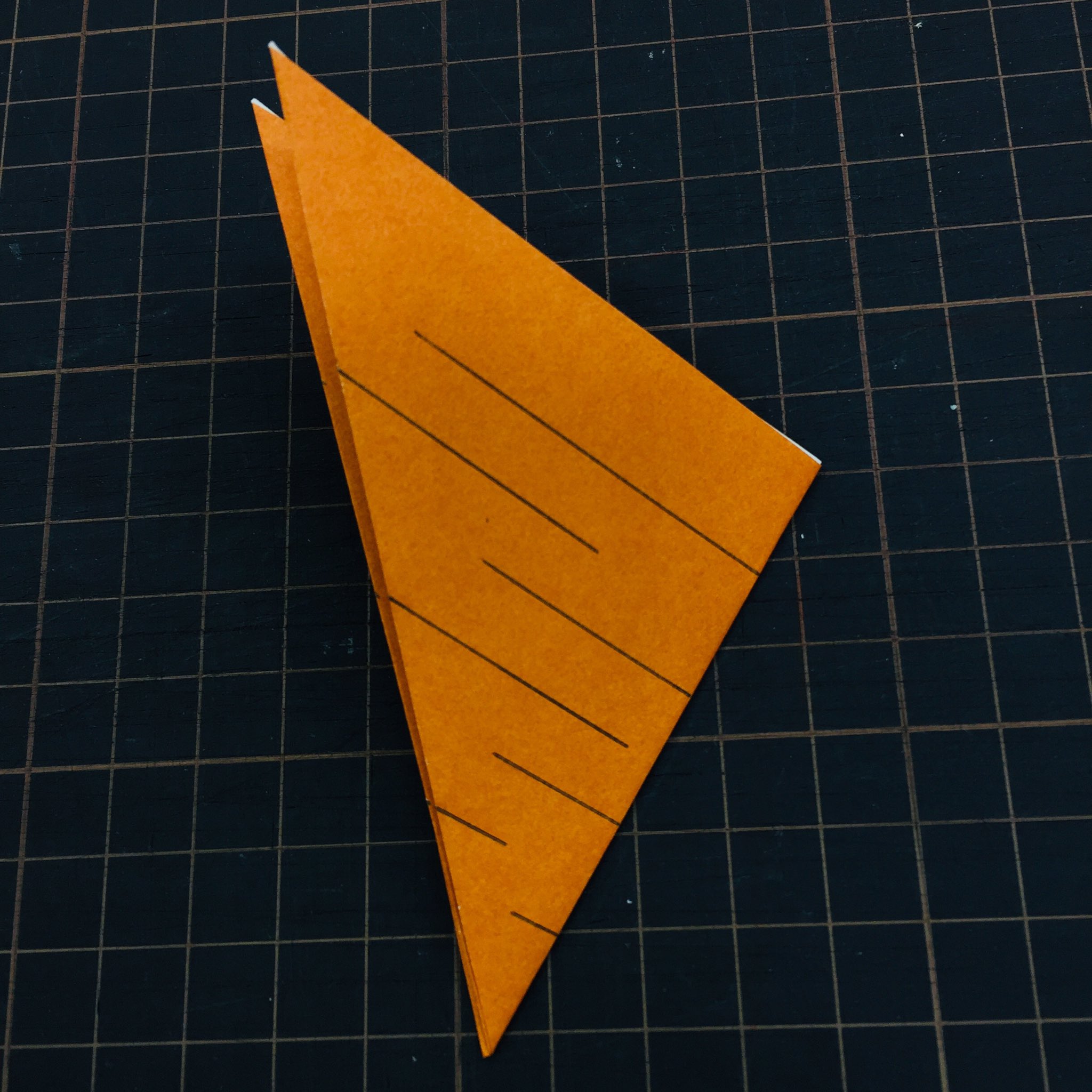 Jujube Orange H5c0fx7bio06ifw 私もいろいろ試してみました これが正解ではないかもしれませんが参考にどうぞ 折り紙は三角に３回折って交互に切り込みを入れます 紙を広げて 赤い線は山折 青い線は谷折りにします 真ん中に土台 厚紙 と金魚や