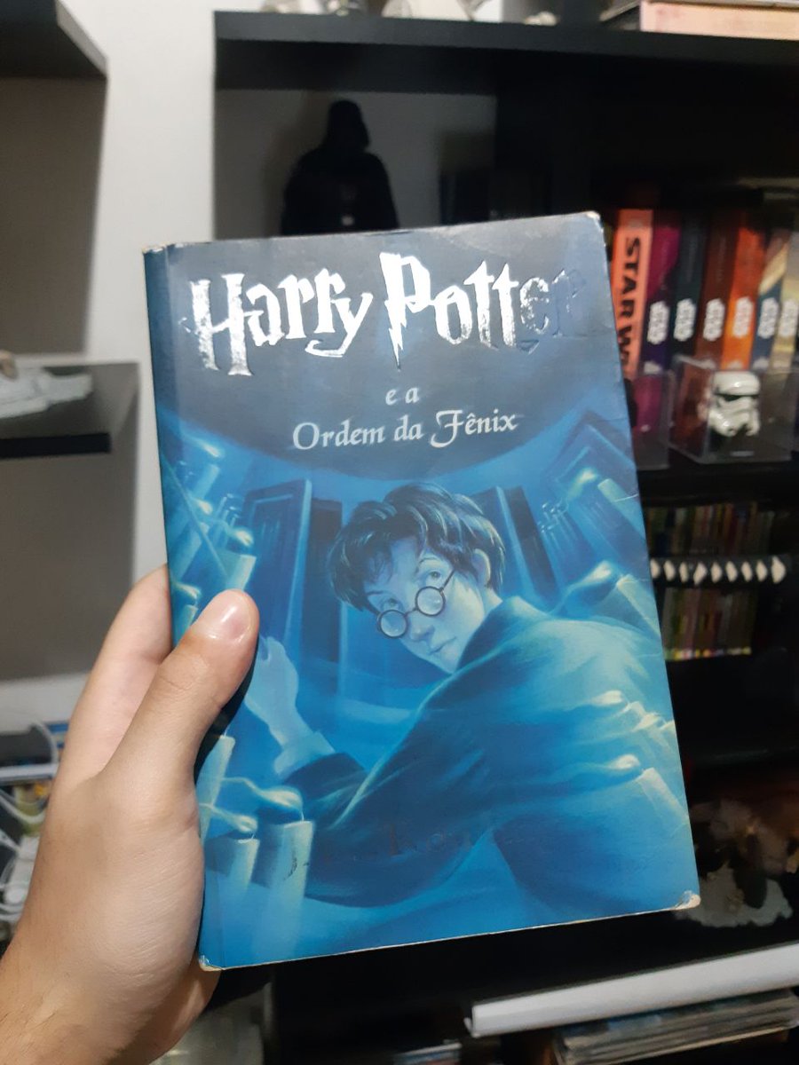 JoaoJedi's tweet photo. Quando eu era criança, encontrei Carla Perez no mercado. Mamãe pediu um autógrafo (para mim, disse) e usou o papel mais próximo que tinha na hora.

A raridade: "Harry Potter e a Ordem da Fênix" autografado por ninguém menos do que a Cinderela Baiana.

Vale quanto, @cacocardassi ? https://t.co/cQmO9sh4u7