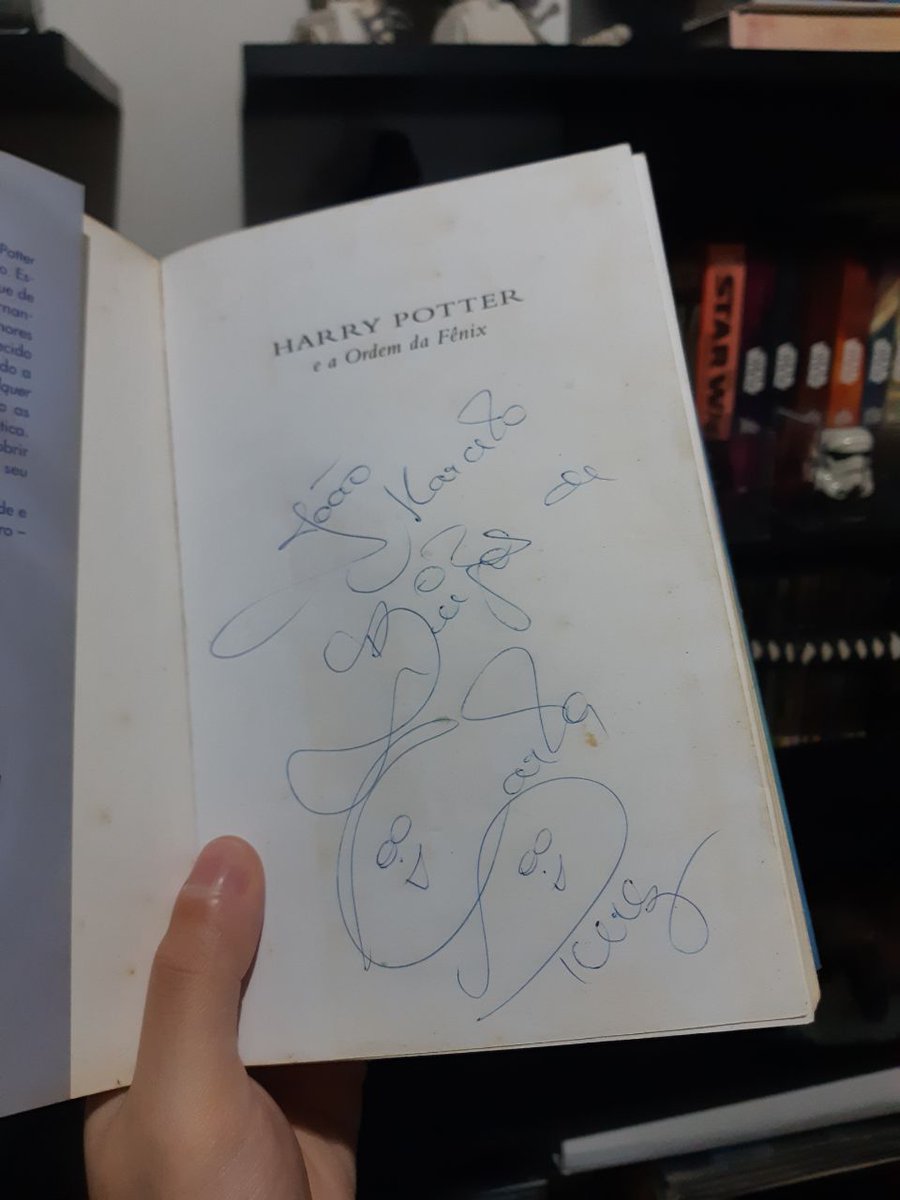 Quando eu era criança, encontrei Carla Perez no mercado. Mamãe pediu um autógrafo (para mim, disse) e usou o papel mais próximo que tinha na hora.

A raridade: "Harry Potter e a Ordem da Fênix" autografado por ninguém menos do que a Cinderela Baiana.

Vale quanto, <a href="/cacocardassi/">Caco Cardassi</a> ?