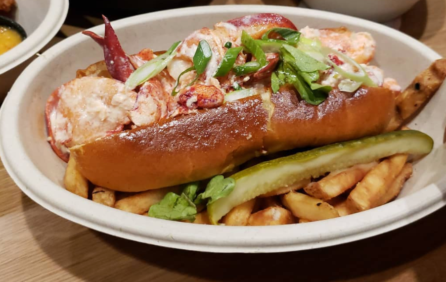 pier87fish's tweet photo. Nothing says summer like a Lobster Roll 🤤🦞☀️
#lobsterroll #torontoeats #tofoodies #torontofoodies #torontofood #instafood #instafoodie #yyzfoodie #letseat #foodie #foodporn #eeeats #torontolife #foodpornto #foodlustto #tastetoronto #tofinest #blogto #foodislife https://t.co/ELayneDek0