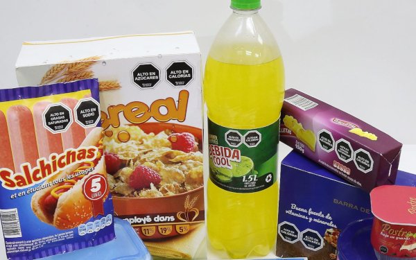 GeraldinePonceM's tweet photo. La mayor parte de las muertes que ocurren en México está relacionada con una mala alimentación, 

Desde el año pasado, votamos a favor de reformar la Ley General de Salud, para que alimentos y bebidas tengan en su etiqueta frontal advertencias claras sobre su contenido. https://t.co/UCbEXXLAiS