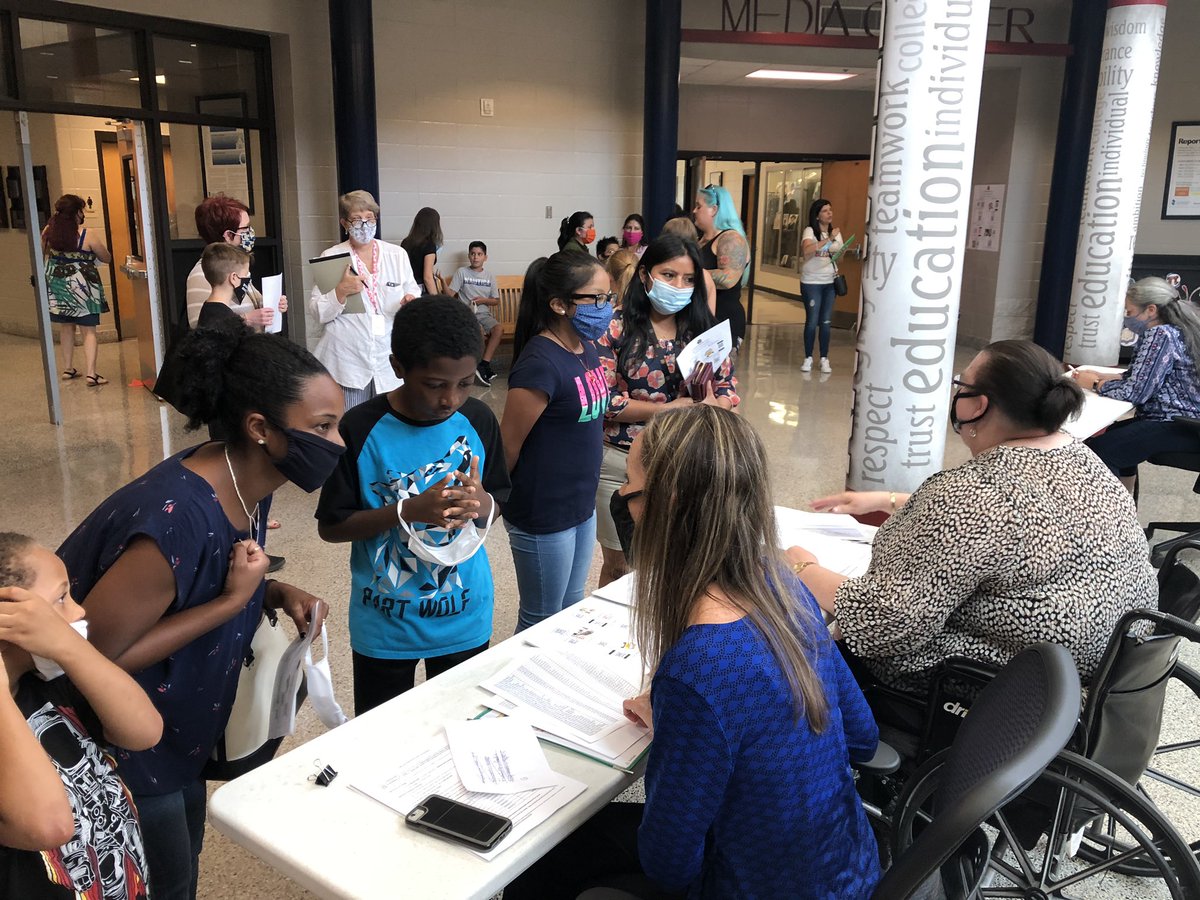 pamela_estesMES's tweet photo. 6th grade Open House was a big success! It was so great seeing all of our new @WoodstockMS families tonight! It’s going to be a great year! @Prin_Santoro @CherokeeSchools #CCSDfam #WMSfam #WMSwolfpack https://t.co/uFnU6sUlsY