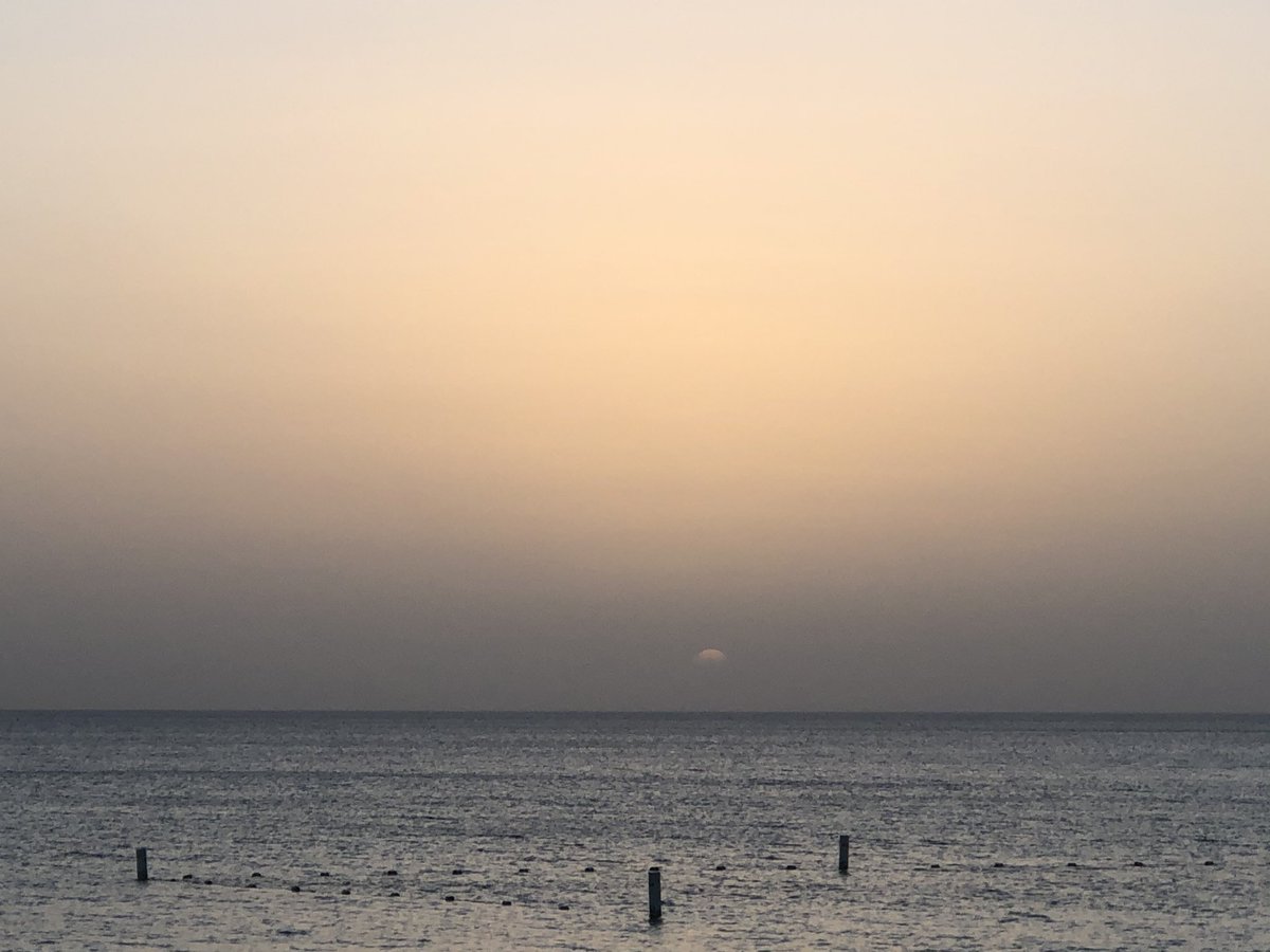 resh1221's tweet photo. Today’s sunset covered by Sahara dust haze. You can barely see the sun 😱 #CaymanIslands #InaHaze https://t.co/hCS1TBpXYC