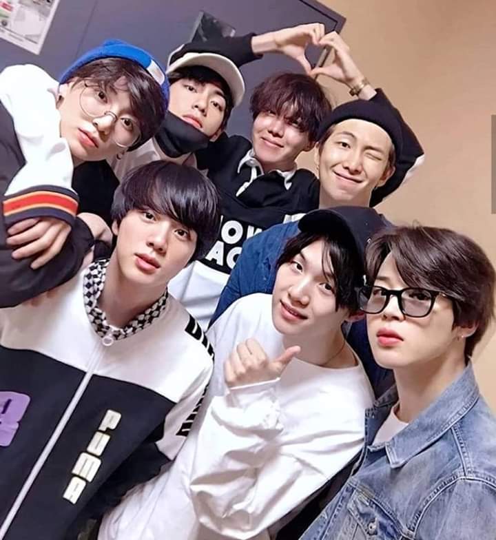 jiminhyunjinwoo's tweet photo. @MTVLA Que poca que no estuvo como mejor artista y video, el vídeo de ON de bts la rompió, fue el álbum mas vendido, el bangbangcon tuvo más de 700,000 personas viéndolo totalmente envivo y sin contar las personas que lo vieron ilegalmente para que no estuviera en la categoría, que poca https://t.co/9KN0eETgHj