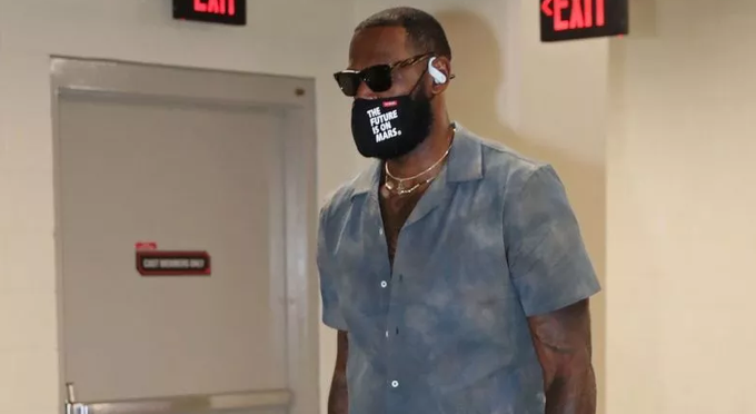 打理形象！記者曬LeBron James賽前照，灰白鬍鬚似乎已被染黑！-黑特籃球-NBA新聞影音圖片分享社區