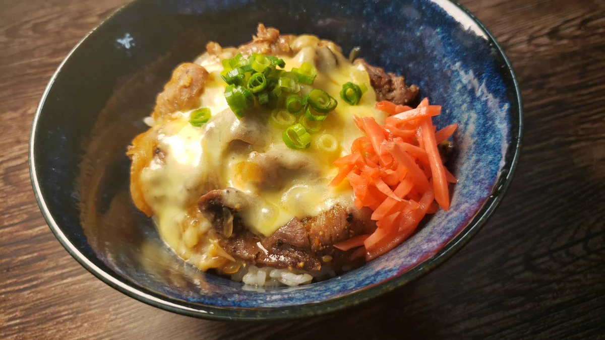 バカにできない旨さ！？「世界一簡単で旨いチーズ牛丼」の作り方！