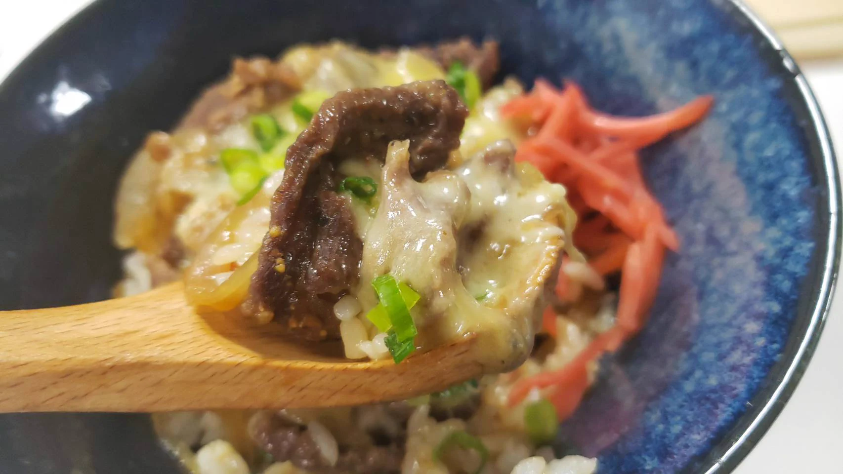 バカにできない旨さ！？「世界一簡単で旨いチーズ牛丼」の作り方！