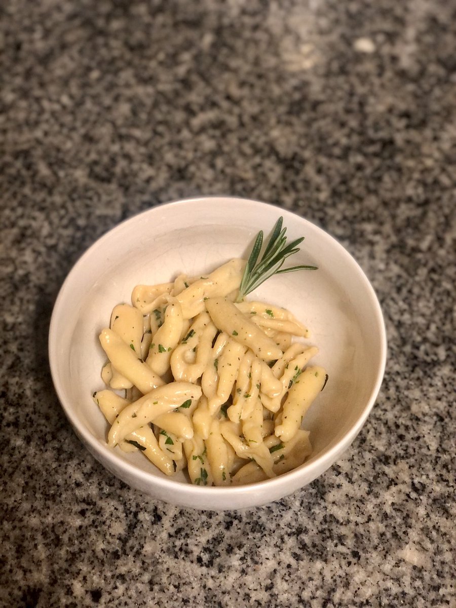 sjneif's tweet photo. Tonight’s pasta is capunti (which kind of resembles a pea pod). The sauce is made of roasted garlic, butter, heavy cream, rosemary, and parsley. Super simple and really delicious (particularly the sauce).
#pasta #homemade #capunti https://t.co/Gfowi3iS1b