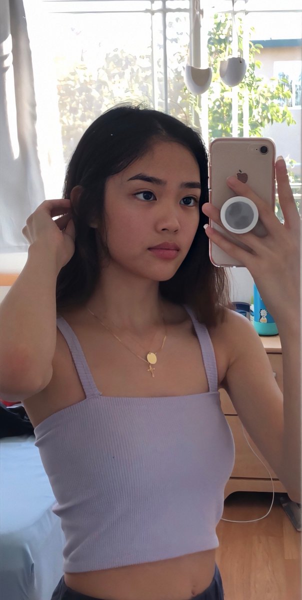 elizabeth_trinh's tweet photo. my hand looks like a chicken foot 🤩 https://t.co/Xq5M1WiiKn