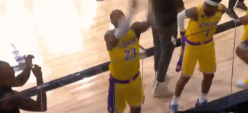 都回來了！LeBron James重現賽前撒鎂粉環節！-黑特籃球-NBA新聞影音圖片分享社區