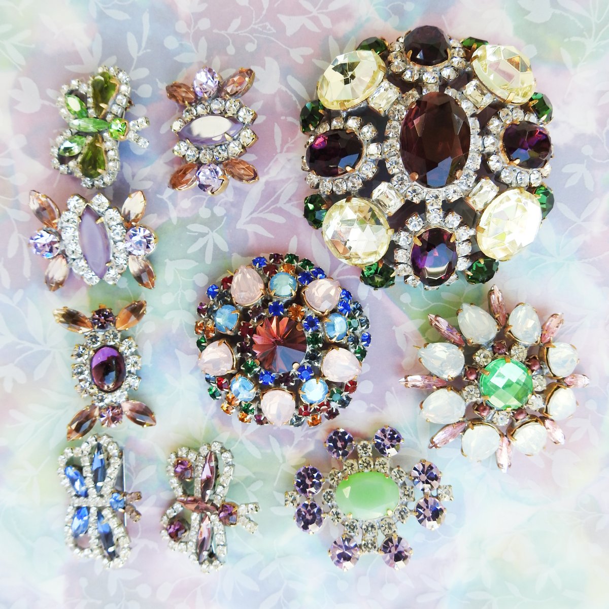 zazavintageboho's tweet photo. SOON
https://t.co/fndhs2dzny
GLASS BROOCH
๐
#vintagejewellery #statementjewelry #vintagebrooches #greenjewelry #jewelrystatement #vintagebroochesforsale #vintagejewelryaddict #vintagepins #oneofakindjewelry https://t.co/fvKQ7ixV5Q