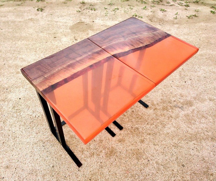 「クラロウォールナットと淡いオレンジのサイドテーブル。
何か言いたげな二人。 」|細見 圭弥 / ぐるのイラスト