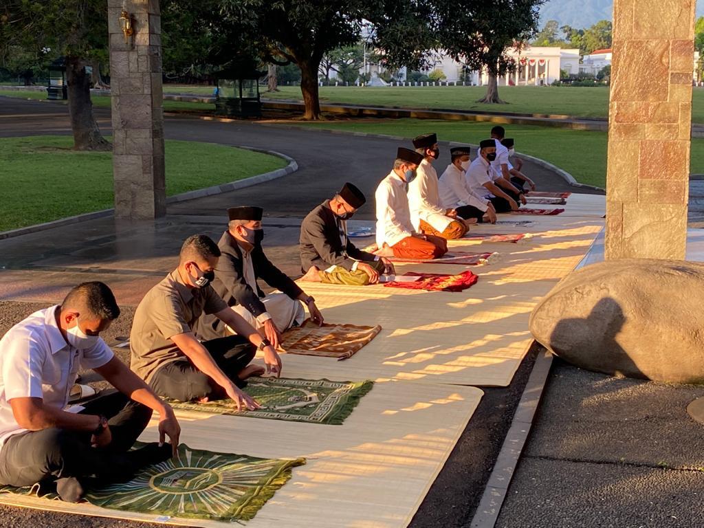 jokowi's tweet photo. Salat Iduladha pagi ini di halaman Wisma Bayurini, kompleks Istana  Bogor, diikuti beberapa orang: saya, Ibu Negara, @KaesangP, dan mereka yang sehari-hari bersama saya seperti Komandan Paspampres dan ajudan.

Bagaimana pelaksanaan salat Iduladha di tempat Anda? https://t.co/Di6N9XvNLw