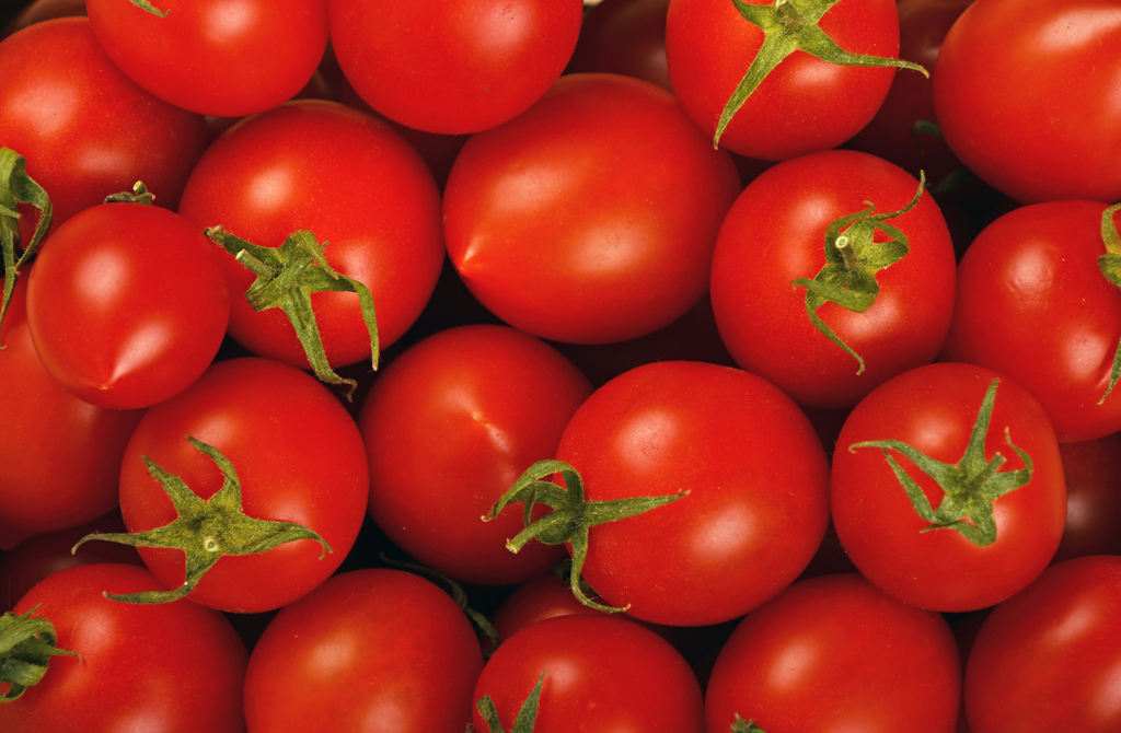 Tomorrow (Friday) is #farmersmarketday at The Okanagan Table.  This week it's all about #tomatoes #beets #beans #zucchini and the $strawberryspinach is back! 
Open 11 - 6 #downtownKelowna