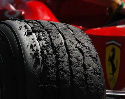 IIRC, tyre marbles ini bisa bikin setir mobil jadi bergetar gak karuan.Makanya jamak driver Formula 1 saat dibelakang safety car (SC) bermanuver zig zag. Nah, itu usaha mereka melepas marbles yg menempel di ban karena saat SC deployed, driver gak konsisten di racing line bersih