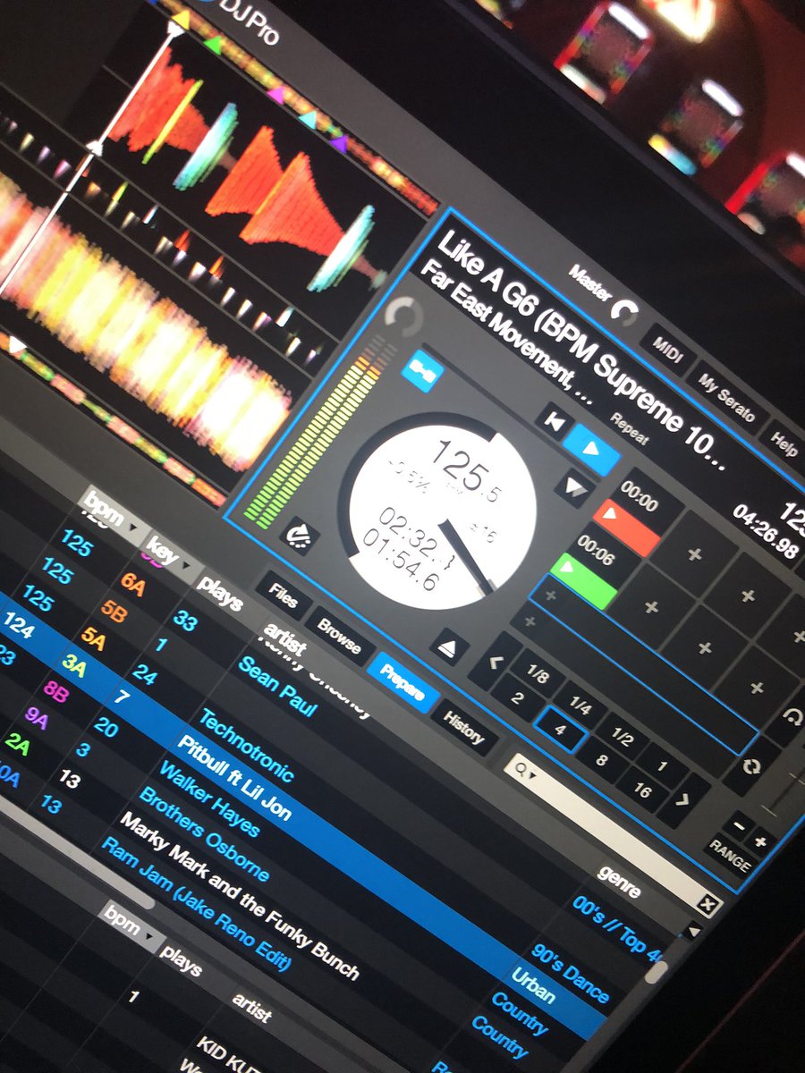 All I see when I play this song is <a href="/WillFerreI/">Willian Ferreira</a> &amp; <a href="/markwahlberg/">Mark Wahlberg</a> in a dance off, serving Jerry 😂