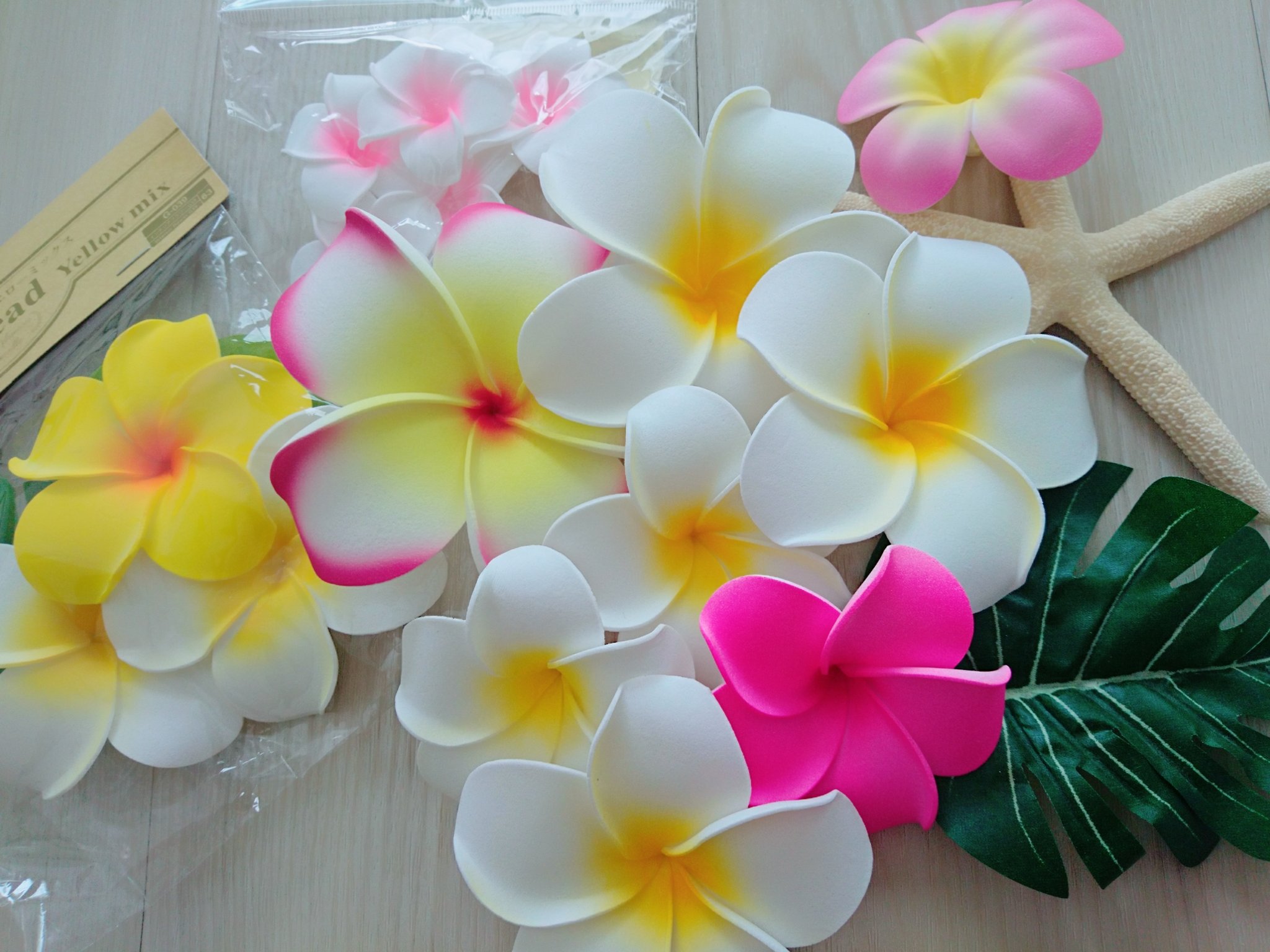 藤堂えりさ Rere お片付けしたら前の家のインテリア用に買って使わなかったプルメリア が沢山出てきた かわいぃ Rere にも至る所にプルメリア があるのはご存知ですか お店の花達汚れてきたから取り換えちゃおうかな T Co