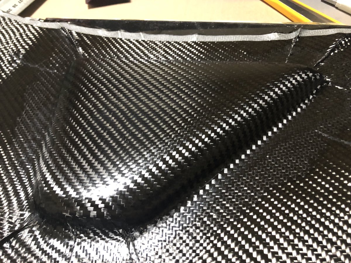 TTokita3's tweet photo. ツールボックス&amp;ストレージボックス製作　#1

先日、最後の工程で離型剤を塗り忘れて
真空圧着→釜焼きしたら完全に密着。
って事で新しく作り直し。
今回は新たにストレージボックスも同時に製作中
#FELTIA #DIY #カーボンパーツ #暇つぶし https://t.co/5tW9vM7brb