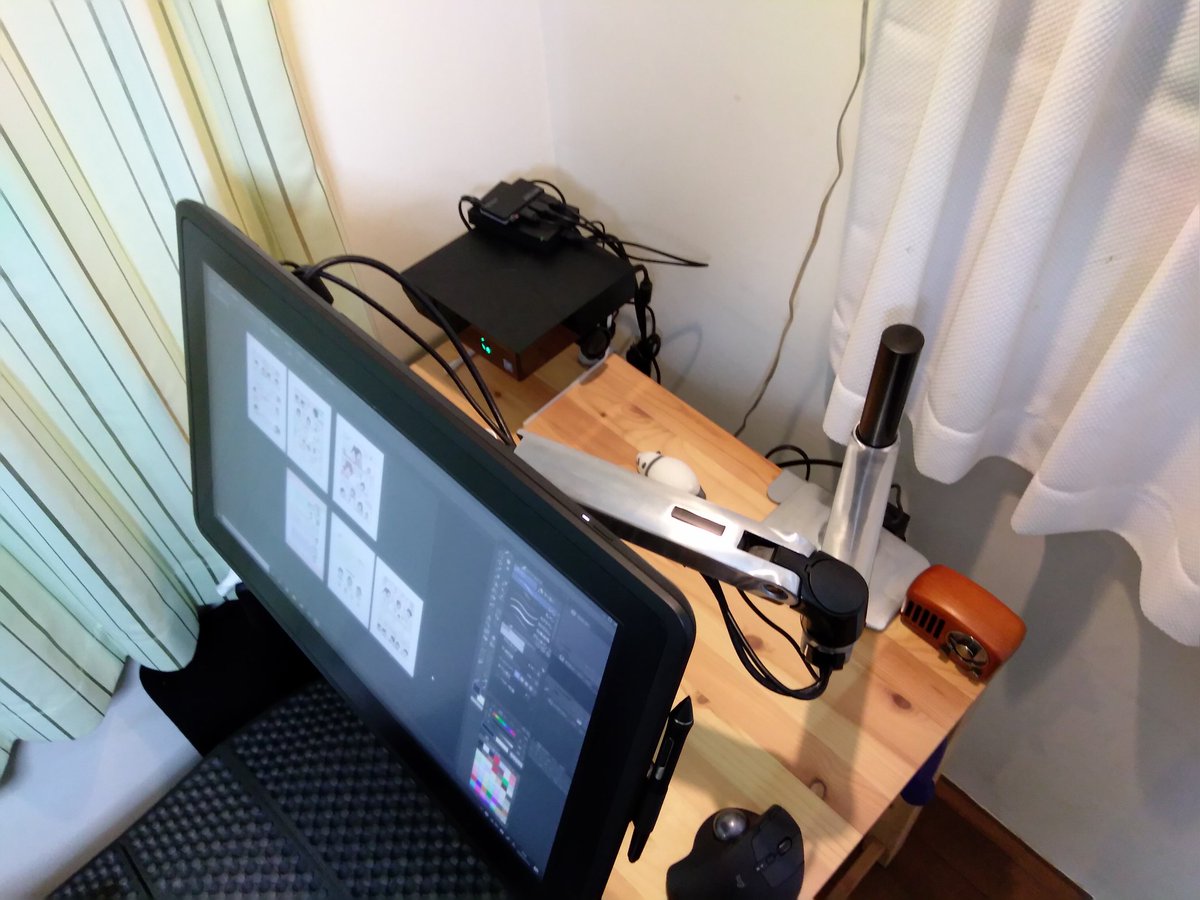 漫画は液タブで描いています。 Wacom Cintiq 22 FHD エルゴトロン