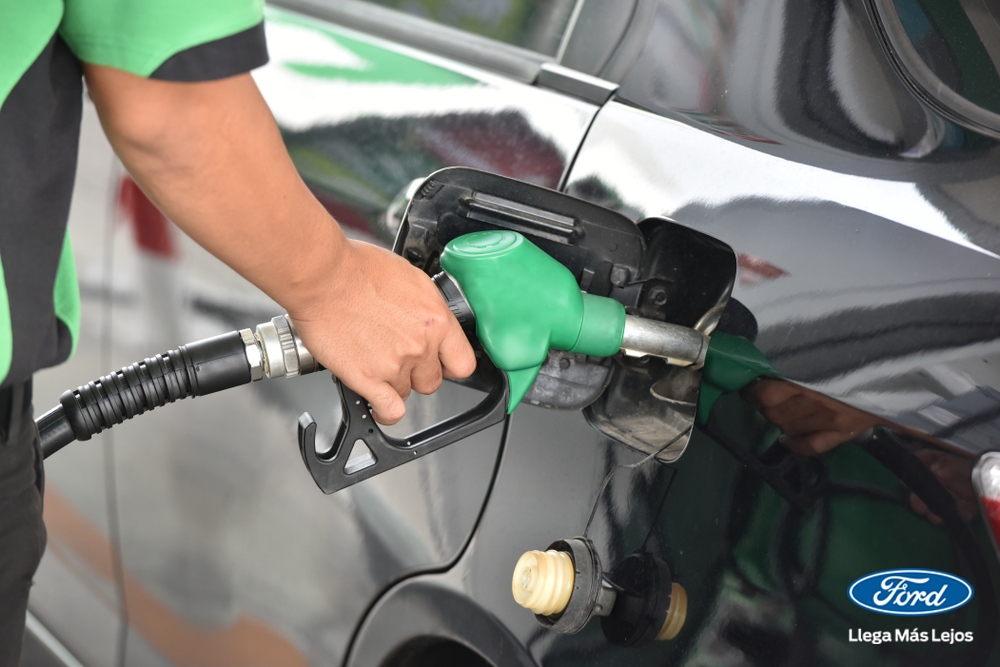 TuFordMexico's tweet photo. #FordTips recuerda no llenar el tanque de gasolina al tope, por las siguiente razones:
📌 Podría derramarse combustible, lo cual podría ser peligroso. 
📌 El combustible derramado generaría un costo extra para ti. 
📌 Puede dañar ciertos circuitos o sistemas del vehículo. https://t.co/Hkj4734urO