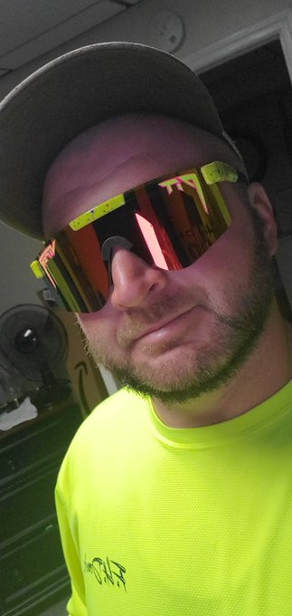 Bored and horny hmu https://t.co/BYyd1yDVsD