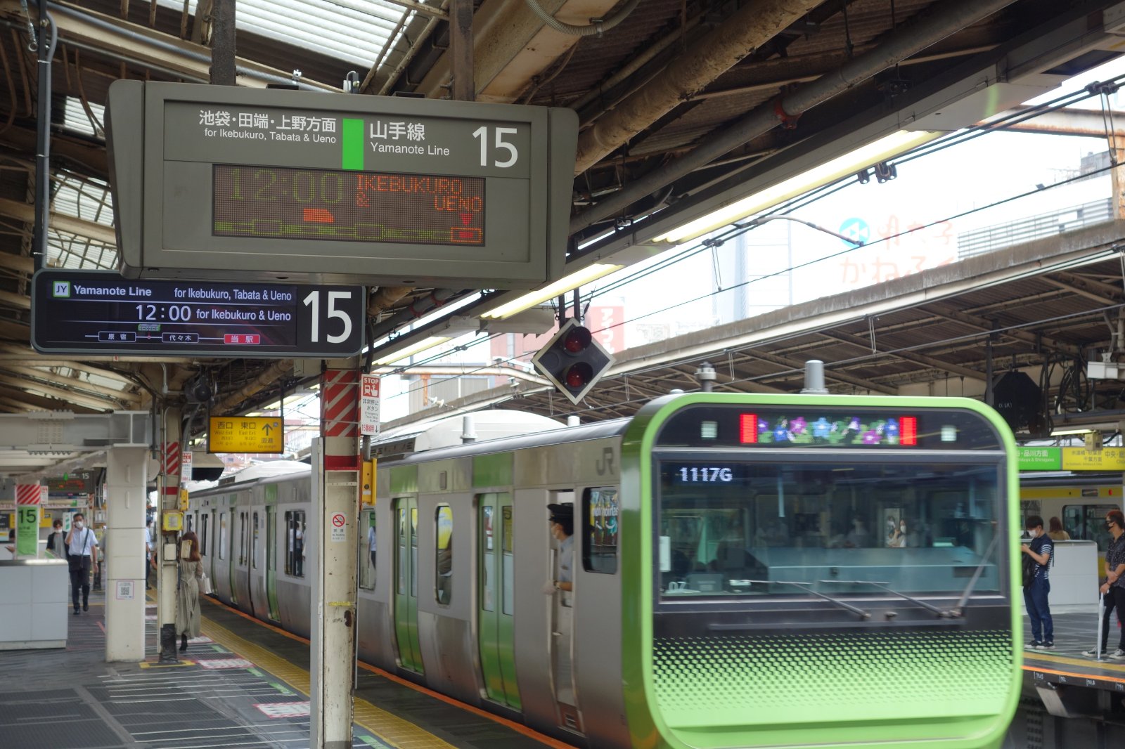 あとす 山手線 新宿駅15番線ホームに設置されたlcd発車標の使用が開始されました 既にlcd発車標が設置されている13 14番線および16番線は 本日現在未稼動です 古いled発車標もまだ稼働しており ２種類の発車標が稼働している過渡期の姿になっています