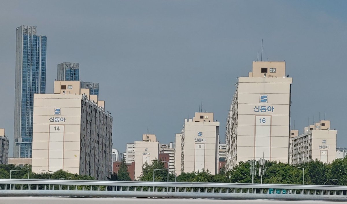 17. '신동아'Of course, there are many apartments with Korean text and names and great questions waiting to be asked about how apartment names in different languages and writing systems are constructed in Korea . . . #LinguisticLandscape