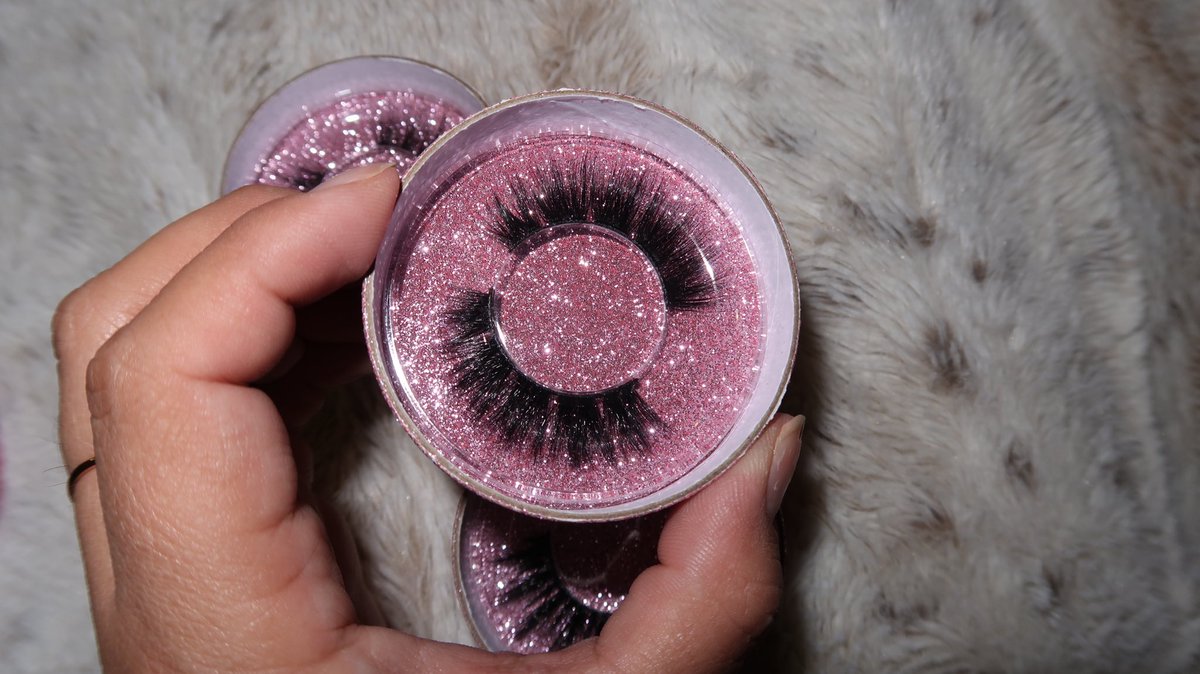 gallegosmyeggos's tweet photo. I recently started a new business venture, I’m now a proud owner and curator of a faux mink (cruelty free) lash line! Website soon to come! Thankfully with the love, and support of my boyfriend, we will be offering local delivery!💘
Pricing: 
$8 per lash 
2 for $15 
3 for $23 https://t.co/k3yj6ZC5Tb