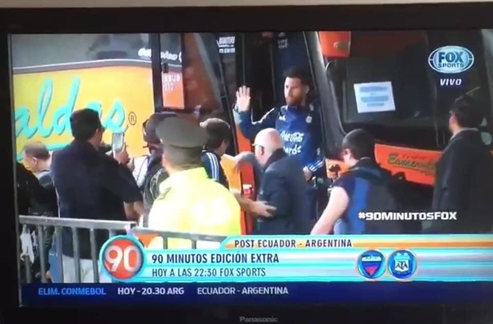 guilleballesta's tweet photo. Por este rincón del país, nunca olvidaremos a Messi bajándose de una Trans Esmeraldas. https://t.co/tEy82LupRo