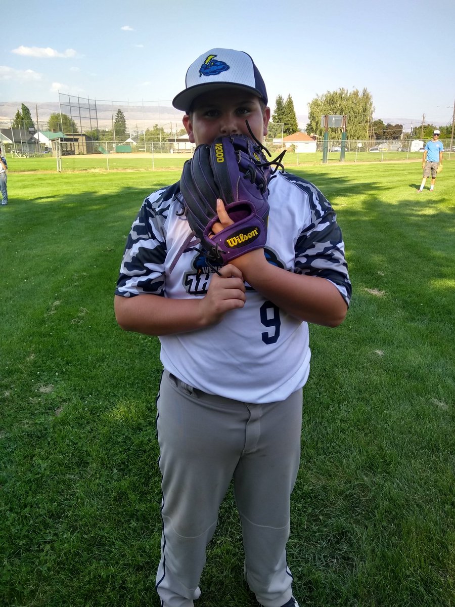 grumpykore's tweet image. Wenatchee Valley Thunder Baseball is here! So glad to be back on the Baseball Field &amp;amp; Coaching again! The boys look Sharp! Game 1 Scrimmage in new Uniforms...Keep Grinding..GG Son (aka) Meat Great Job! 3-3 3RIBS and Pitching few Ks!
👊💜👊 #Wenatchee #baseballkids⚾️ #morrispark