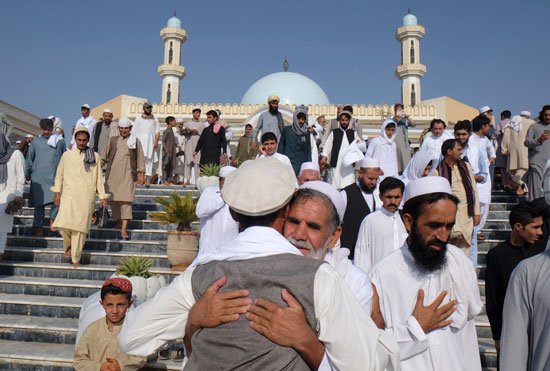 في باکستان سیکون اول یوم عید الأضحی  غدا یوم السبت .
بشمولنا ،أغلب المواطنین الأفغان الساکنین في باکستان عیدهم الیوم موافقين بأفغانستان .
عیدکم مبارک 
اختر مو مبارک شه