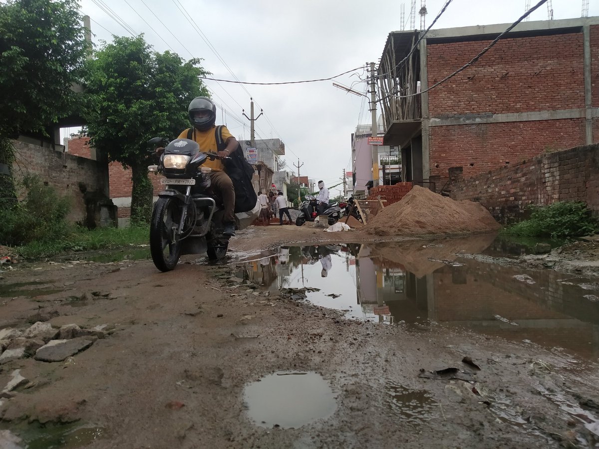 jrsumit's tweet photo. #लखनऊ के गोमतीनगर विस्तार में गड्ढों में तब्दील सड़क। @CMOfficeUP @myogiadityanath @kpmaurya1 @uppwdofficial @Pankaj_Singh79 @Live_Hindustan @Live_Gyan https://t.co/6IYEL01WuY