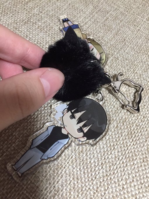 アクキーの方は黒猫ぽいもあもあがついてるバージョンも頂いたので家の鍵につけてヘラヘラしてました☺️アクスタふたつくれたので額に入れていない方はどまん中で呑んだくれてる写真の横に飾ったぜ! 