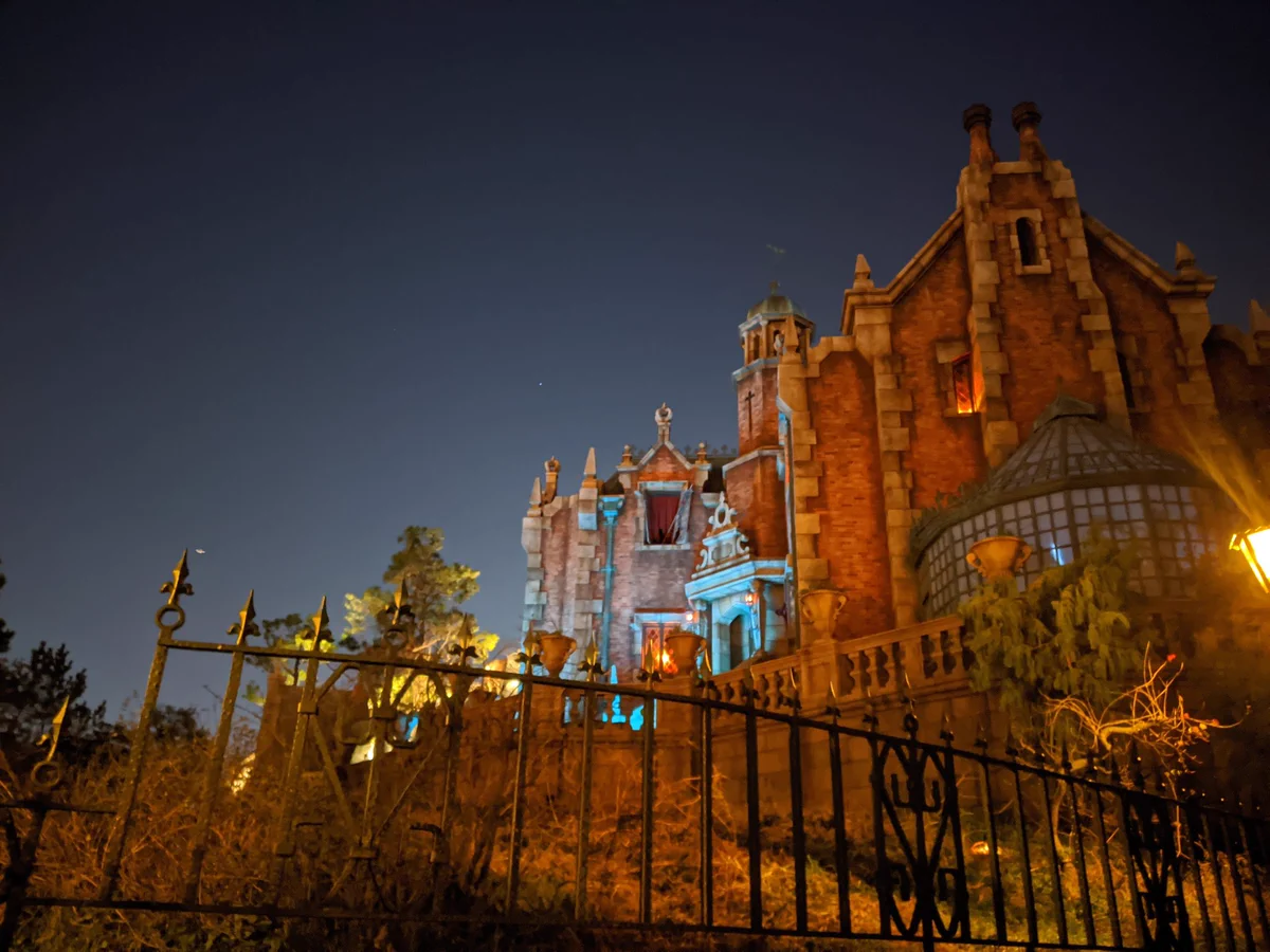 ホーンテッドマンション のキャストの呼び掛けがさすがすぎる！これなら人間同士の間隔は空くはず！