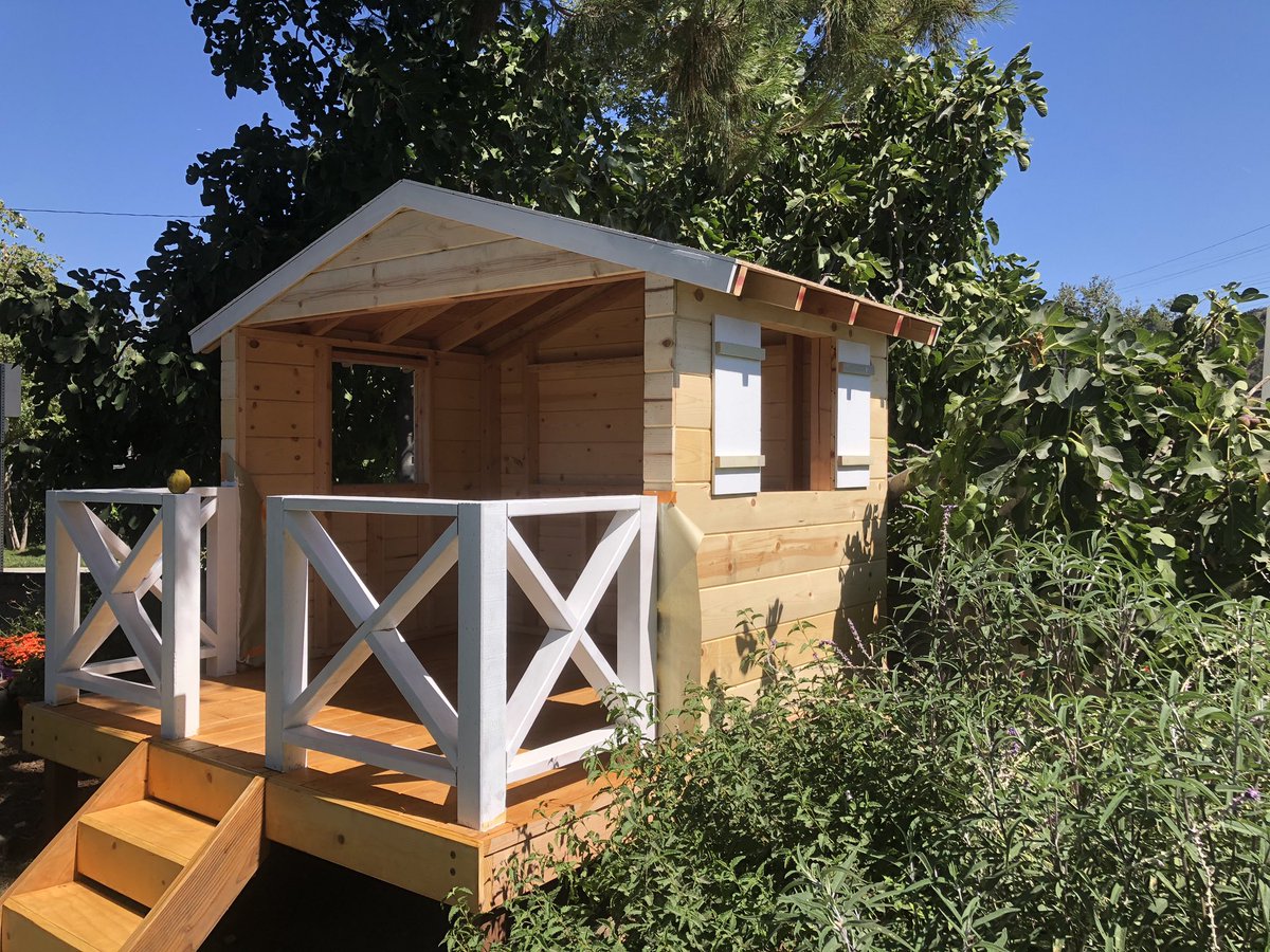 shady_joshua's tweet photo. My dad unfortunately was laid off during the pandemic and thankfully he got a side gig last week. Look at the play house he built! 😍😍😍 

A simple rt could go a long way https://t.co/hlvTZomqP4