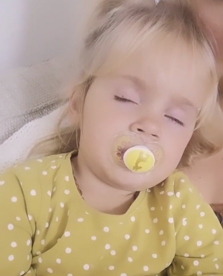 MirandaEvaKH's tweet photo. i never seen a baby play #AnimalCrossingNewHorizions and fall asleep at the same time...guess im in charge taking care of your flowers sophia #kawaii #babygirl #littleangel #bundleofjoy #cuteangel #sleepingangel #napwhileplaying #playandsleep https://t.co/luH5Rm2xmd