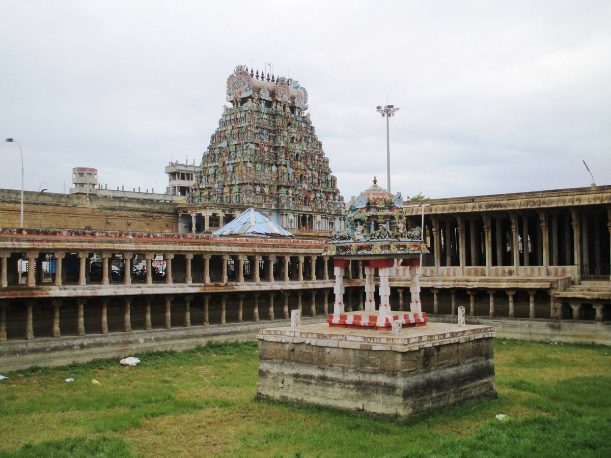 Welcome to Third Part in the Series of  #Temple  #Threads  #HindutvaToday's Thread on  #Jambukeswar Temple At a distance of 2.5 km from Srirangam Temple and 11 km from Trichy Railway Junction, Sri Thiruvanaikoil or Thiruvanaikaval, is famous for