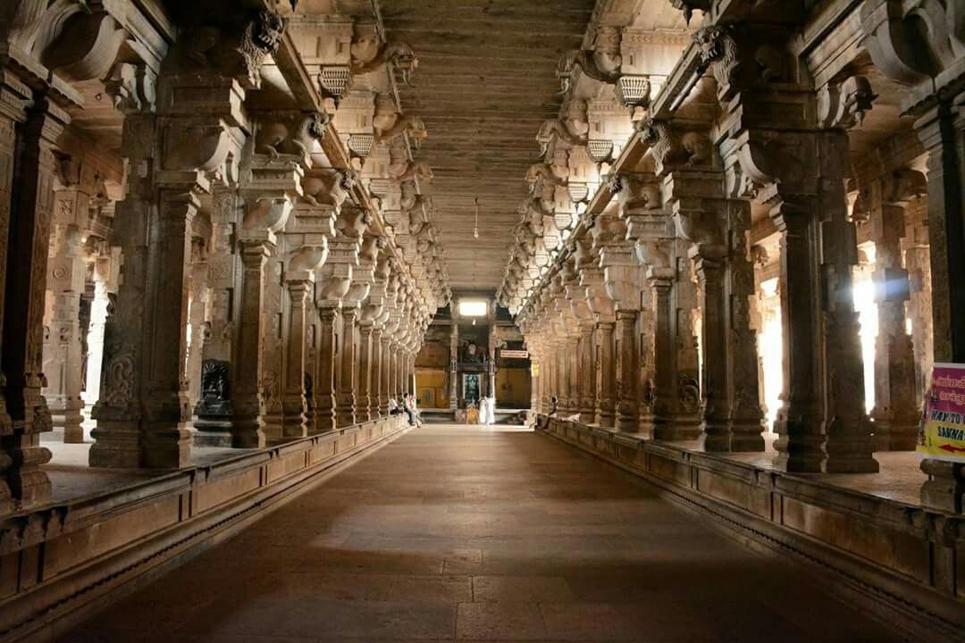 Inside the temple complex, there are 5 enclosures. The first massive outer wall called Vibudi Prakara, is a mile long, 25 feet high and 2 feet thickness. The 4th enclosure has a hall with 796 pillars and a small tank fed by springs.
