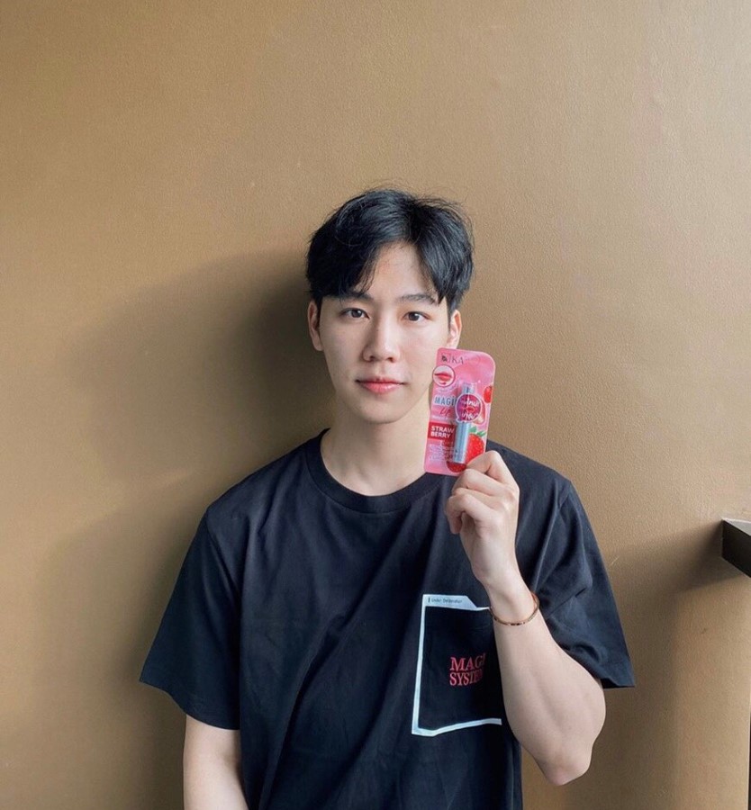 KA_OfficialTH's tweet photo. ปากแดงๆจะไว้ใจได้ไหมมม หมายถึงแอดเนี่ยจะไว้ใจตัวเองได้ไหมเพราะปากน้องวอร์น่าจุ๊บ 😚ชมพูเป็นธรรมชาติม๊าก

แค่ถือแพ็คเกจหน้านิ่งๆ ก็เหมือนโดนป้ายยาไปแล้วหนึ่ง ไปเซเว่นด่วนจ้า 59 บาท ทุกสาขาทั่วประเทศเล้ย
#KAMagicLip #แมทช์ได้ทุกลุคในแท่งเดียว #Warwanarat #หยิ่นวอร์ #พี่วอร์ของพ่อวี https://t.co/ZLXwC5exuJ