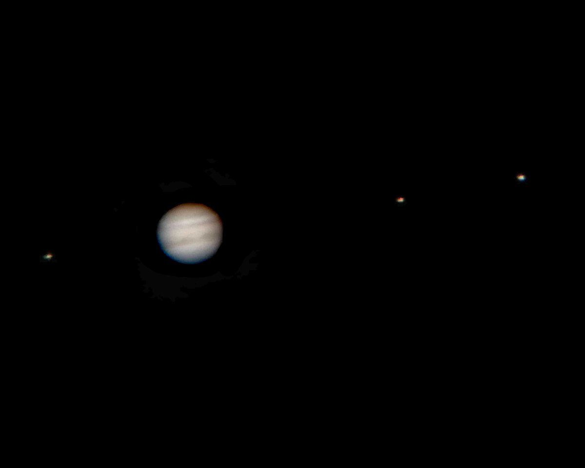cponsard's tweet photo. Début d'astrophoto #Jupiter (+ satellites) &amp; #Saturne Photos par @7dricCedric prises au smartphone sur Skywatcher + traitement basique (gimp)  ����🔭🤩 #astronomy https://t.co/a0gInPRalF