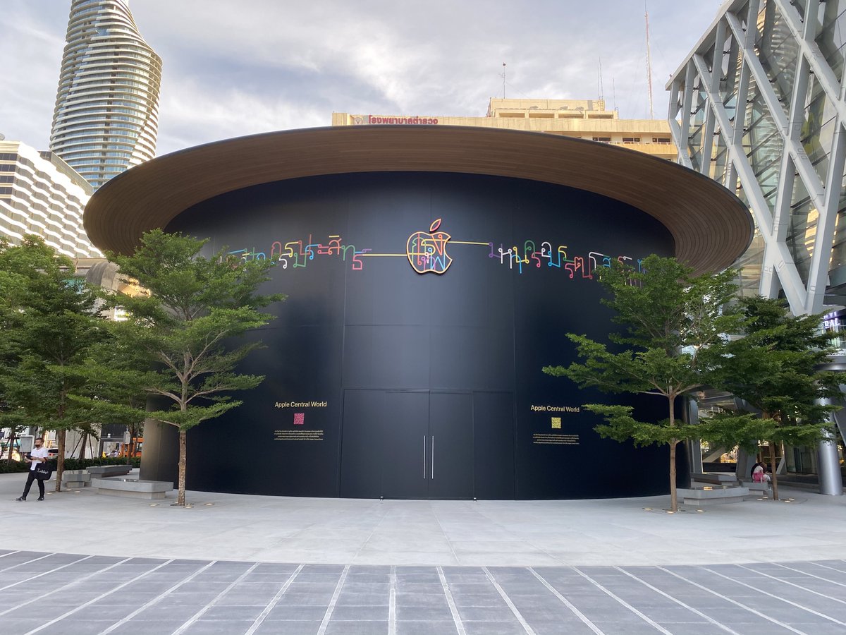 DiscoveringBKK's tweet photo. Today, July 31st #Apple has launched its second retail store in #Thailand. It is located on the esplanade in front of #CentralWorld in #Bangkok.
#DiscoveringBangkok #bangkokshopping #techshopping #AppleStoreCentralWorld #AppleCentralWorld #AppleTH https://t.co/kC8pnNlcbR