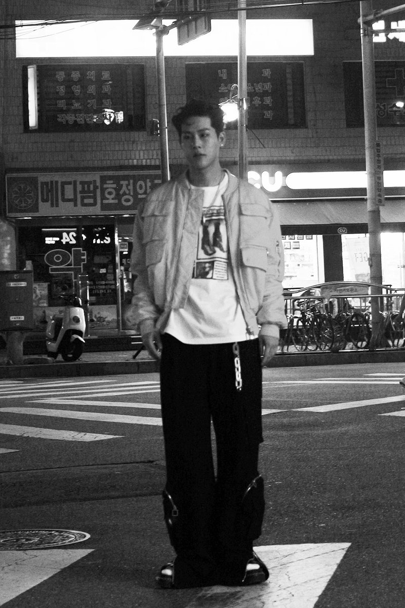 OfficialMONSTAX's tweet photo. [#주헌] 건강하고 행복한 하루 보내자ㅎㅎ✌
#데이즈드 @DazedKorea https://t.co/tf5nIi1ZzR