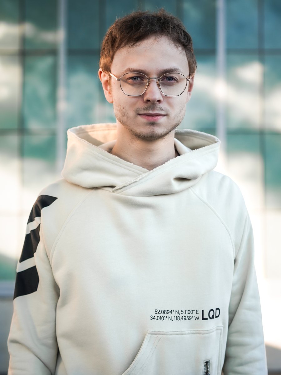 Jensen's tweet photo. I'm giving out one of these new LQD hoodies to one lucky person who likes and RT's this post. Winner picked on July 31st, good luck 😎

The new LQD drops in 2 hours at 12PM PDT so don't miss it. https://t.co/eelaLw4qlY

you can use my code: JENSEN at the checkout for 5% off https://t.co/MfUYTIWpWQ