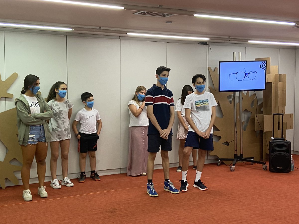 ifemathinkids's tweet photo. ¡Comienzan las presentaciones con el primer grupo Crystal Sight!

Este producto se basa en un micro-dispositivo que desempaña las gafas automáticamente, pensado para poder usar la mascarilla sin problema. 😎🤓

#CampusIFEMAThinkids
📍@IFEMA https://t.co/QAs4ZSDONB